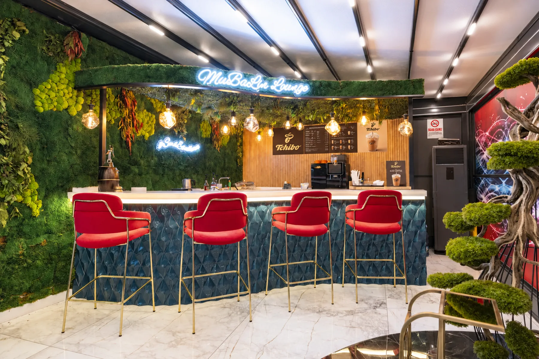 Antalya Smile Designs'ta kahve barı ve hasta lounge'u